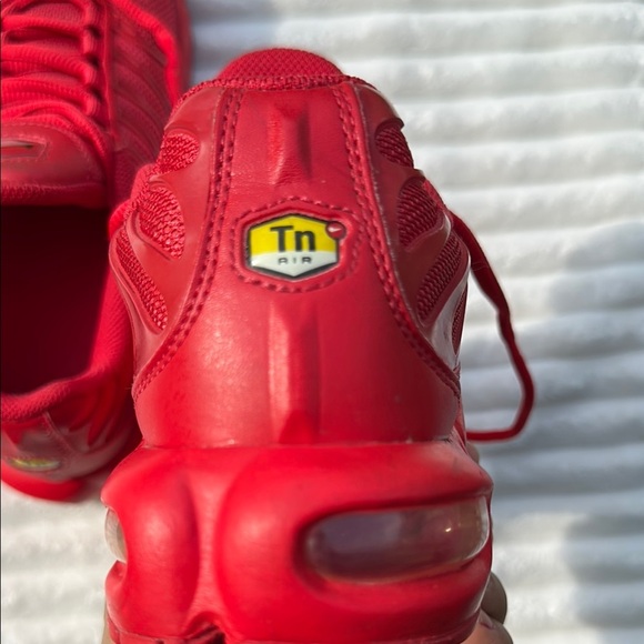 Nike Air Max Plus Red Athletic Shoes with Wavy TPU Overlays - Picture 5 of 11